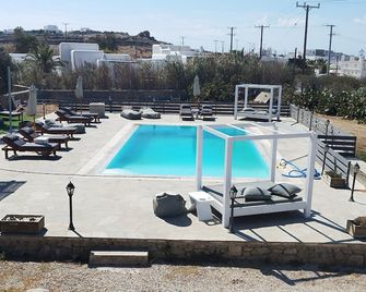 Nikos Rooms - Ornos - Pool