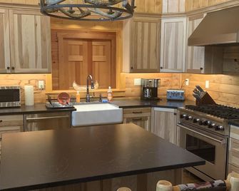 Lovely Private Log Home Perfect For Larger Families Situated On Thompson Lake - Oxford - Kitchen