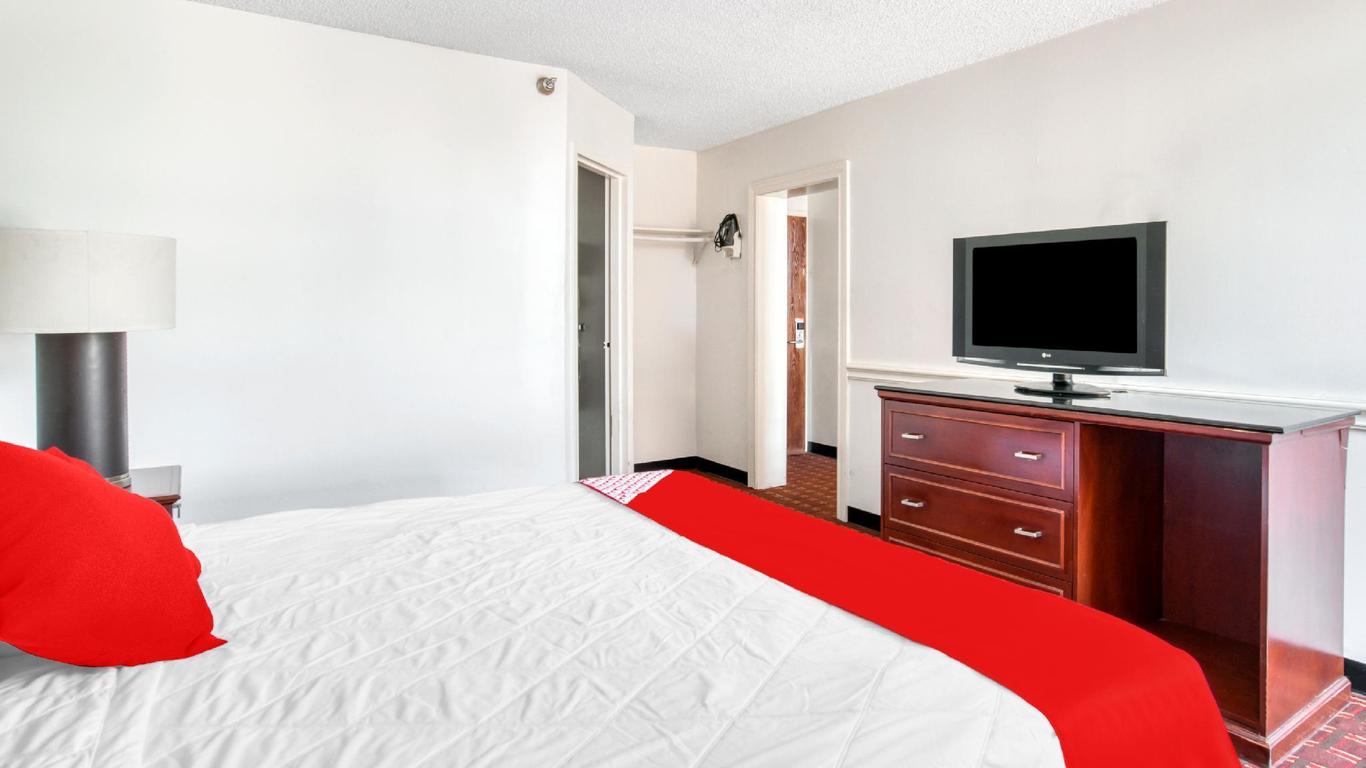 OYO Townhouse Houston George Bush Intercontinental