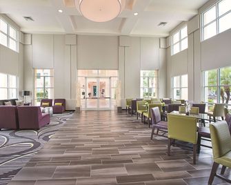 La Quinta Inn & Suites by Wyndham Plantation at SW 6th St - Плантейшн - Лоббі