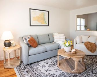 Charming Albany 1-BR Apt with beautiful patio to enjoy and off street parking - Albany - Living room