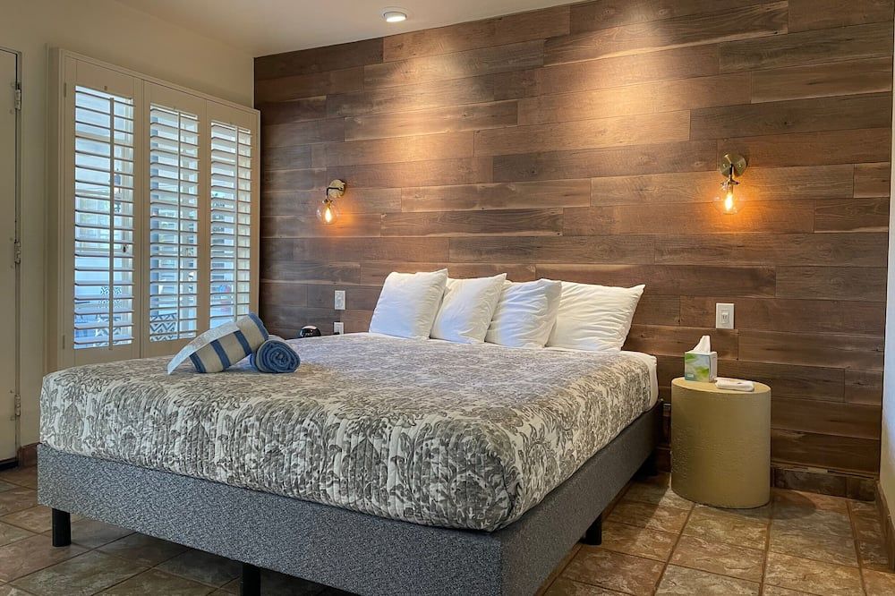 Desert Paradise - A Men's Clothing Optional Resort - פאלם ספירנגס - חדר שינה