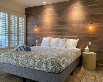 Desert Paradise - A Men's Clothing Optional Resort - Palm Springs - Bedroom