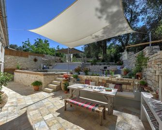 Leonora House With Private Pool Close to Gaios - Longos - Innenhof