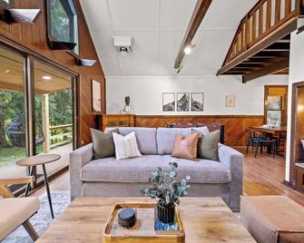 Private, Hot Tub, 2 Acres, Fire Pit, Small Pond, Outdoor Dining - Nettie - Living room