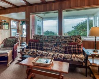 The Hamptons - Rockaway Beach - Living room