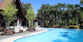 多米西里奧洛倫佐公寓式酒店 - 達弗澳 - 達沃 - 游泳池