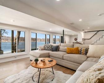 The Maple & Oak - Lakefront Home with Private Beach - Sturgis - Sala de estar