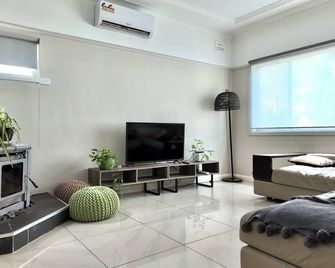 Three Bedrooms House - Yagoona - Sala de estar