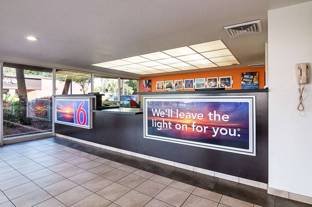 Motel 6-Tampa, Fl - Fairgrounds - טמפה - דלפק קבלה
