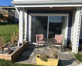 Sooke Ocean View Suite - private/cozy Sooke town centre - Sooke - Patio