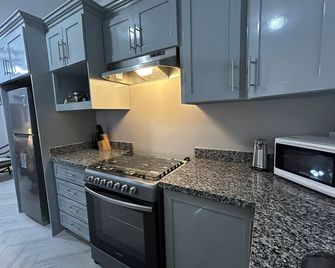 Tranquil Oasis in French Cay - French Harbor - Küche