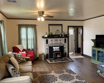 Peaceful home in town. Great location--walk downtown to stores and restaurants. - Tahlequah - Sala de estar