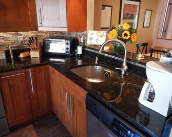 4 Levels Of Comfortable Townhome With Modern Features. - Springfield - Kitchen