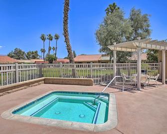Golf Course View and Pool Access Palm Desert Condo - Palm Desert - Piscina