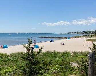 Peaceful Getaway - Quick, Easy Walk to Beach, Quiet Area, Close to Main St. - Hyannis - Beach