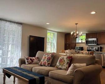 Sweet spot studio on village outskirts - New Paltz - Living room
