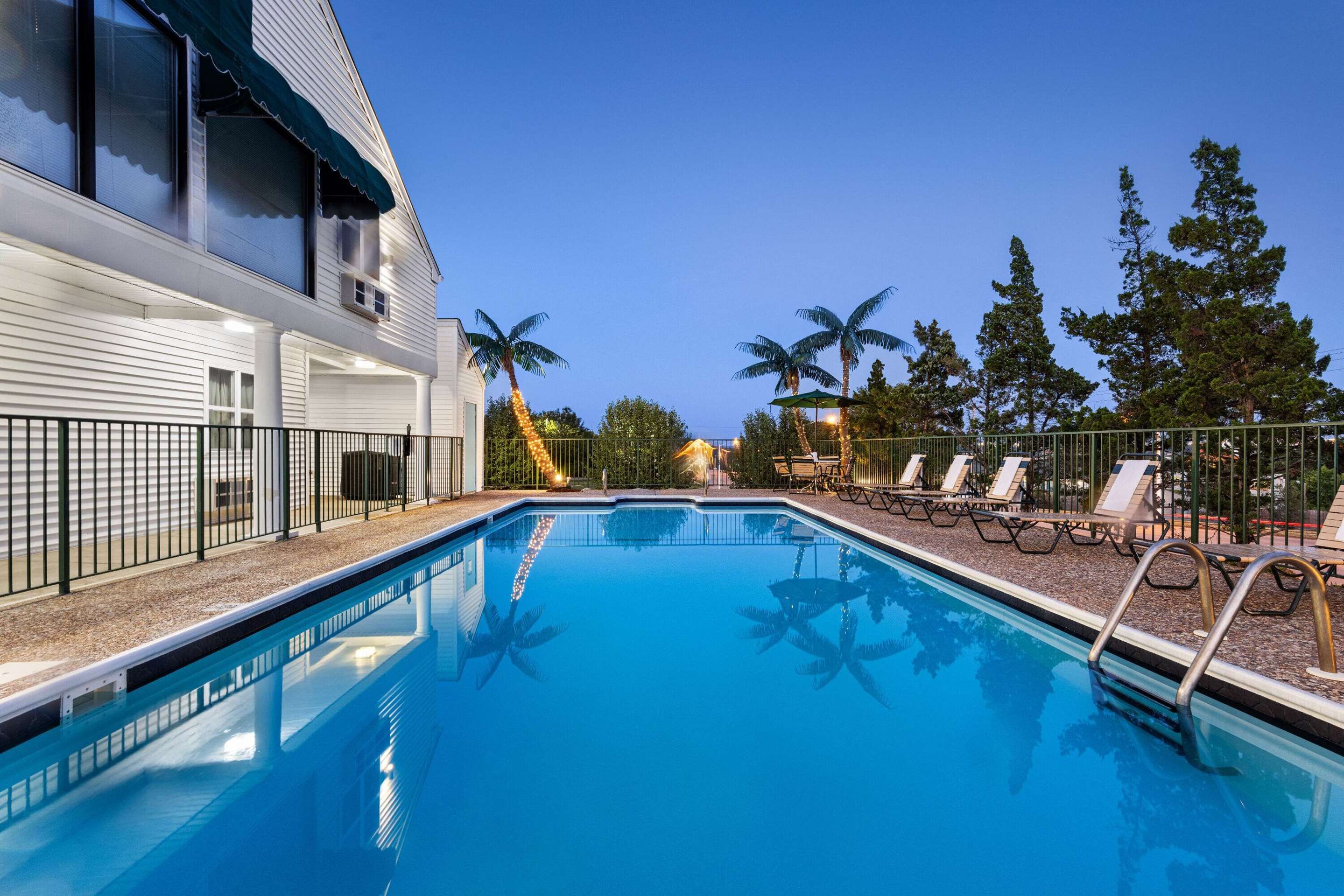 Super 8 by Wyndham Branson / Shepherd of the Hills Exwy - ברנסון - בריכה