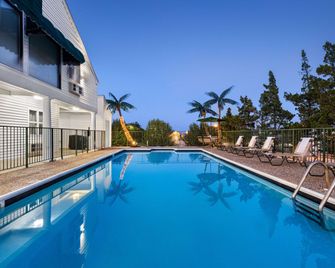 Super 8 by Wyndham Branson / Shepherd of the Hills Exwy - ברנסון - בריכה