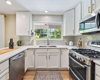 Wine Country Retreat with Vineyard Views - Calistoga - Cocina