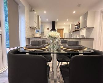 Comfortable 3 bed house in central location, Stevenage - Stevenage - Dining room
