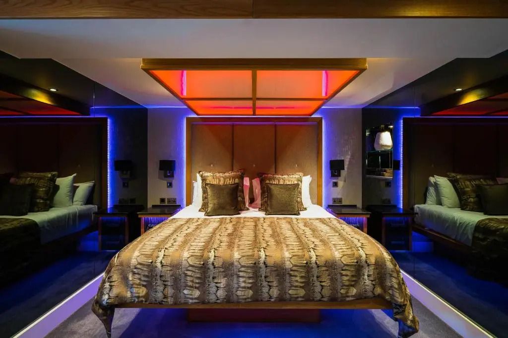 أجنحة تشيرتش من ذا كارنلاي بوتيك