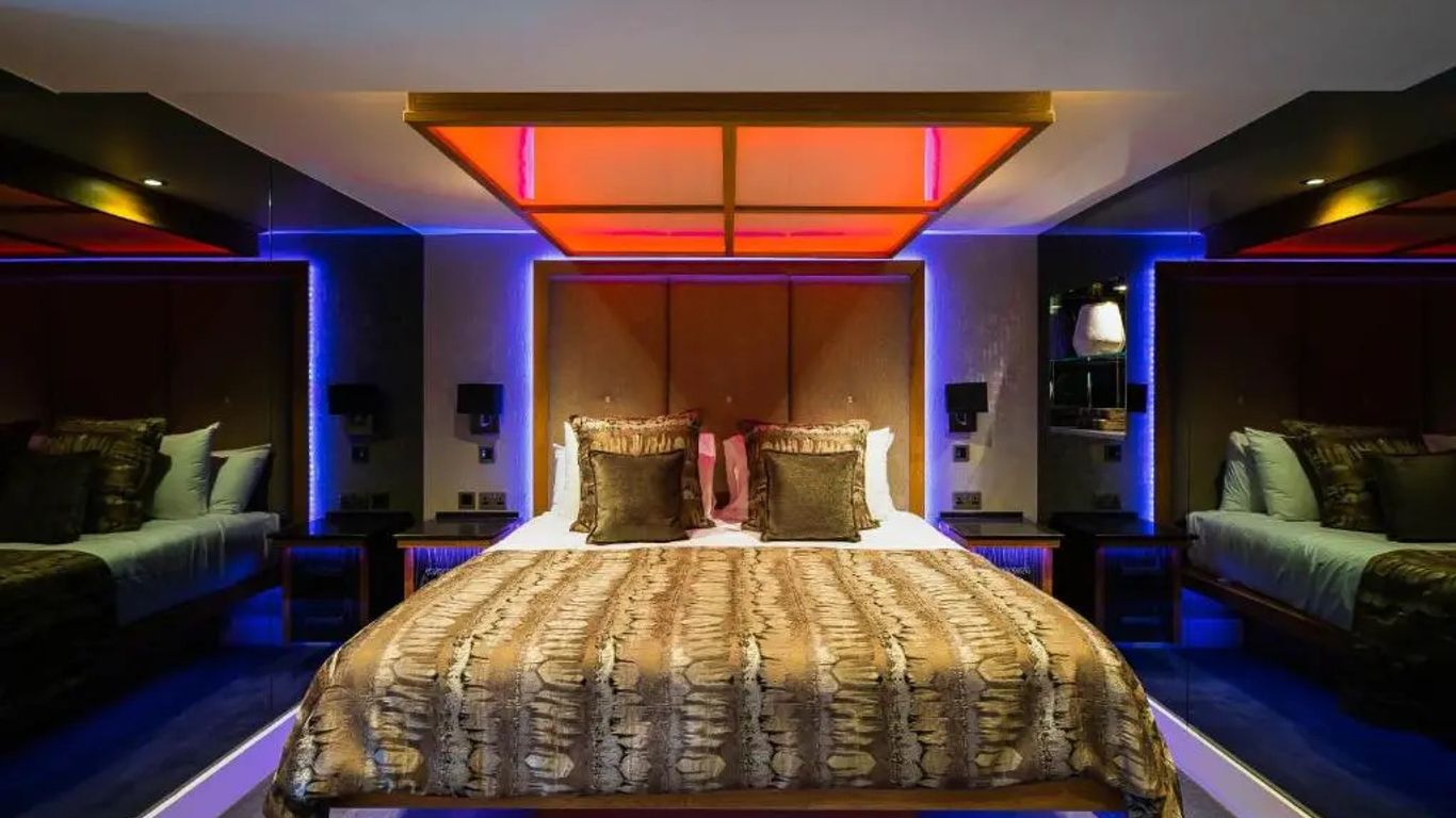 أجنحة تشيرتش من ذا كارنلاي بوتيك