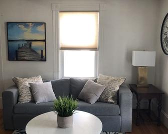 Apartment Newly Remodeled Super Location - Pittsfield - Sala de estar