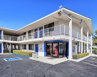 Super 8 by Wyndham Walnut Creek - Walnut Creek - Byggnad