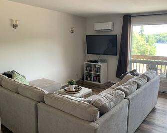 Serene Four Season Getaway on Beautiful Jack Lake - Burk's Falls - Living room