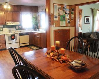 Shelter In 6 Bedroom, 2.5 Bath Country Home, Extended Stays Negotiated - Hartington - Comedor