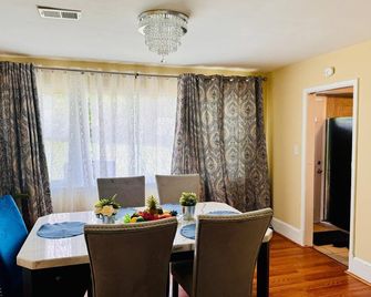 East Riverdale Enchanting 4 bedroom with 2 full bathrooms - East Riverdale - Dining room