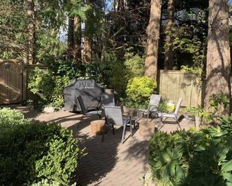 A quiet, private suite overlooking a quaint lake - Victoria - Patio