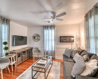Charming Cottage Near Main With Patio&fi - Fredericksburg - Sala de estar