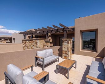 Luxe 3BR Sleeps 12 - Overlooks Pool, On 18th Hole - Saint George - Balcony