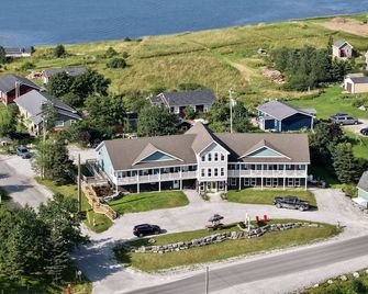 The Tides Inn - Norris Point - Building
