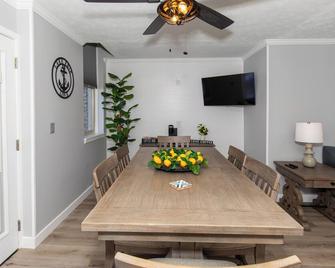 New! Remodeled & Upgraded Vacation Apartment - Sandusky - Dining room