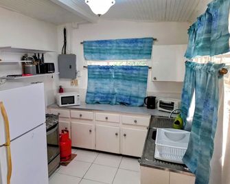 Lorna's Cottage - คราวน์ พอยน์ - ห้องครัว