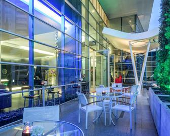 إن إتش كوليكشن ميديلين رويال - ميديلين - شرفة مرصوفة