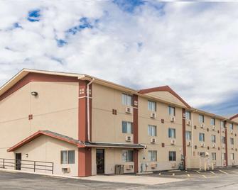 Super 8 by Wyndham Bloomington - Bloomington - Building