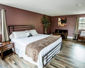 Wine Suite at Rellik House. Winery & Alpaca Farm - Central Point - Bedroom
