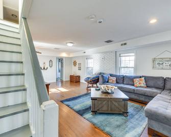 Adorable Cottage Fire Pit, Walk to Colonial Beach - Colonial Beach - Living room