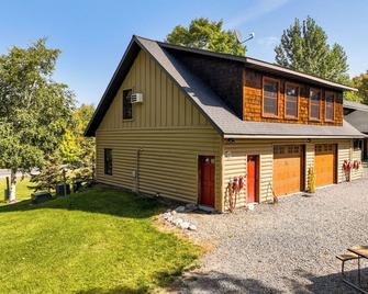 New 1 bedroom lake cabin with FREE resort amenities - Bemidji - Building