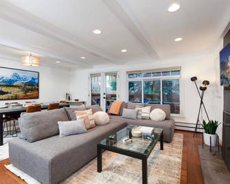 2 Br 3ba Condo - Ac, Heated Pool, Walk To Town - Aspen - Sala de estar