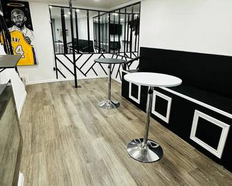 Social Retreat, Relax Or Fun! (Over Age Of 25 Only Can Rent No Parties - DeSoto - Living room