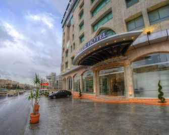 فندق مونور - عمّان - مبنى