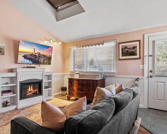 Hartstone Inn - Camden - Living room