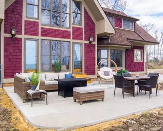 Shorewood Retreat Fall & Winter - Lakefront Home Harbor Beach, MI - Harbor Beach - Patio