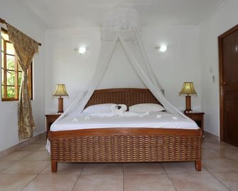 Le Surmer Self Catering Chalets - La Digue Island - Chambre