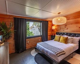 King Bed / Free Parking / Arcade / Fire Pit - Pittsburgh